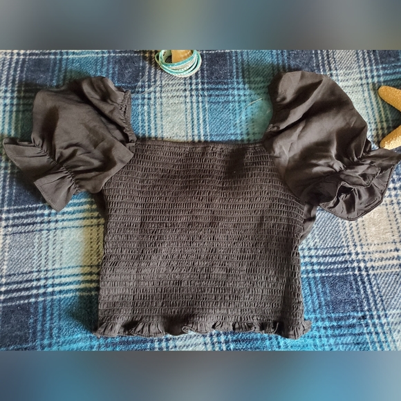 🖤🍒NWOT Cute Crop Top🍒🖤 - Picture 3 of 3